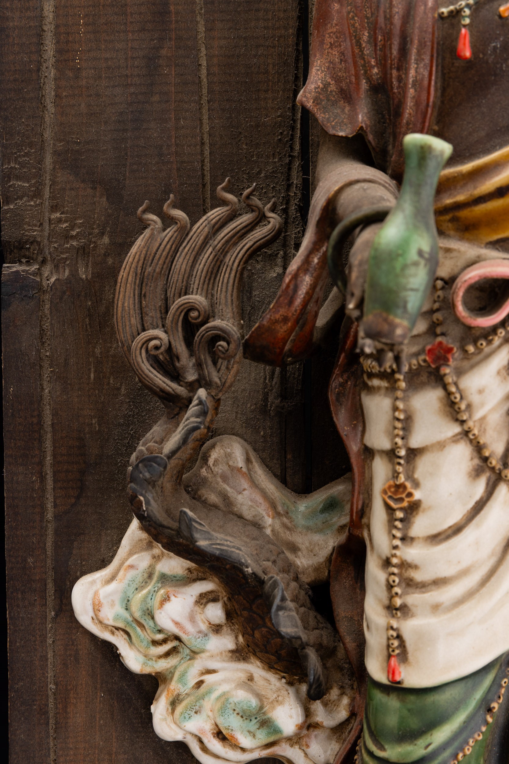 Simiao, Figura di Guanyin in grès smaltato policromo