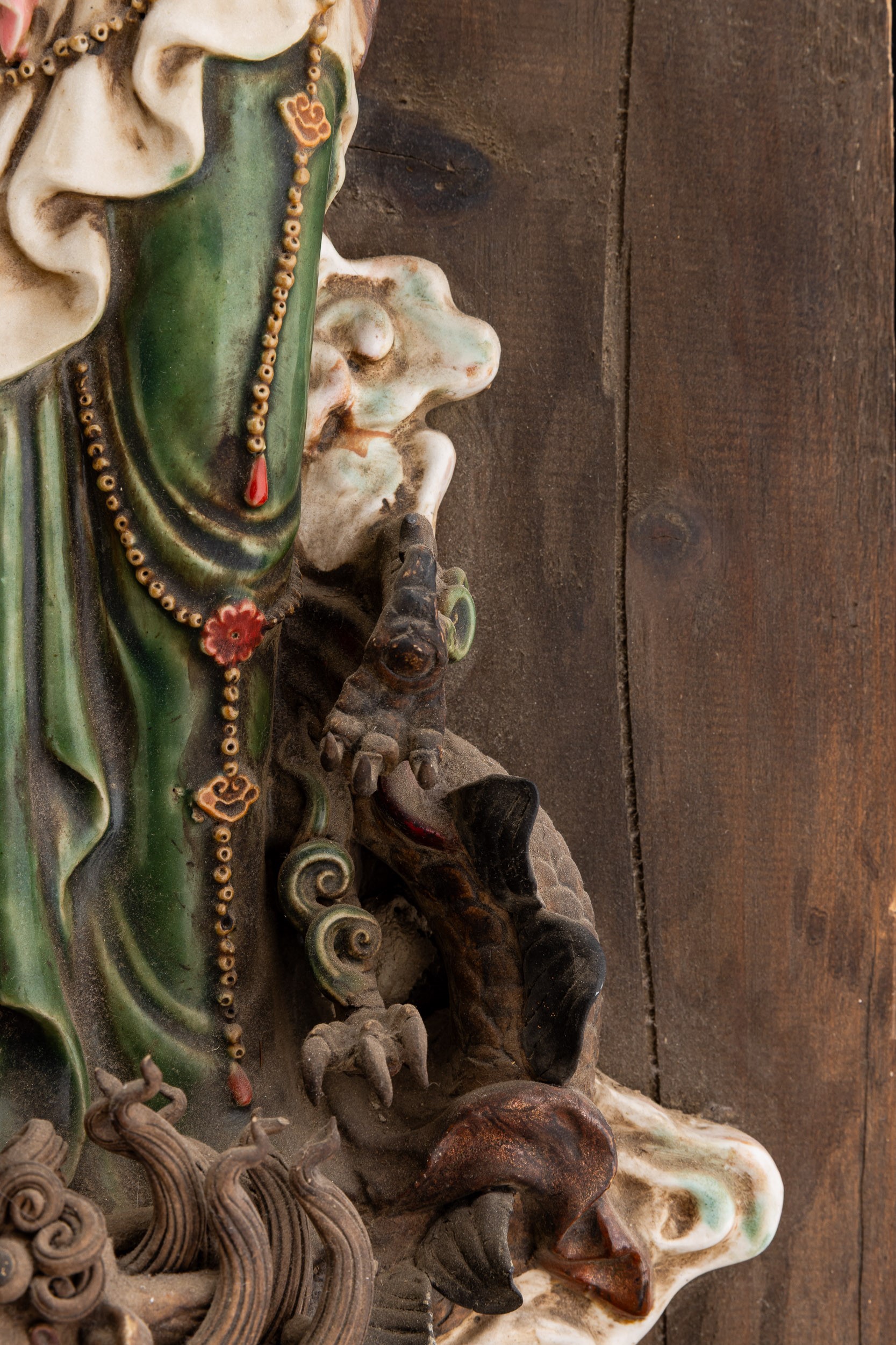 Simiao, Figura di Guanyin in grès smaltato policromo