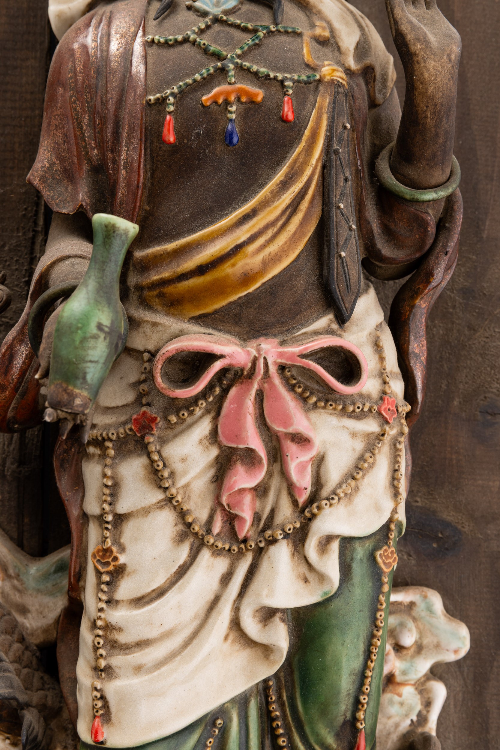 Simiao, Figura di Guanyin in grès smaltato policromo