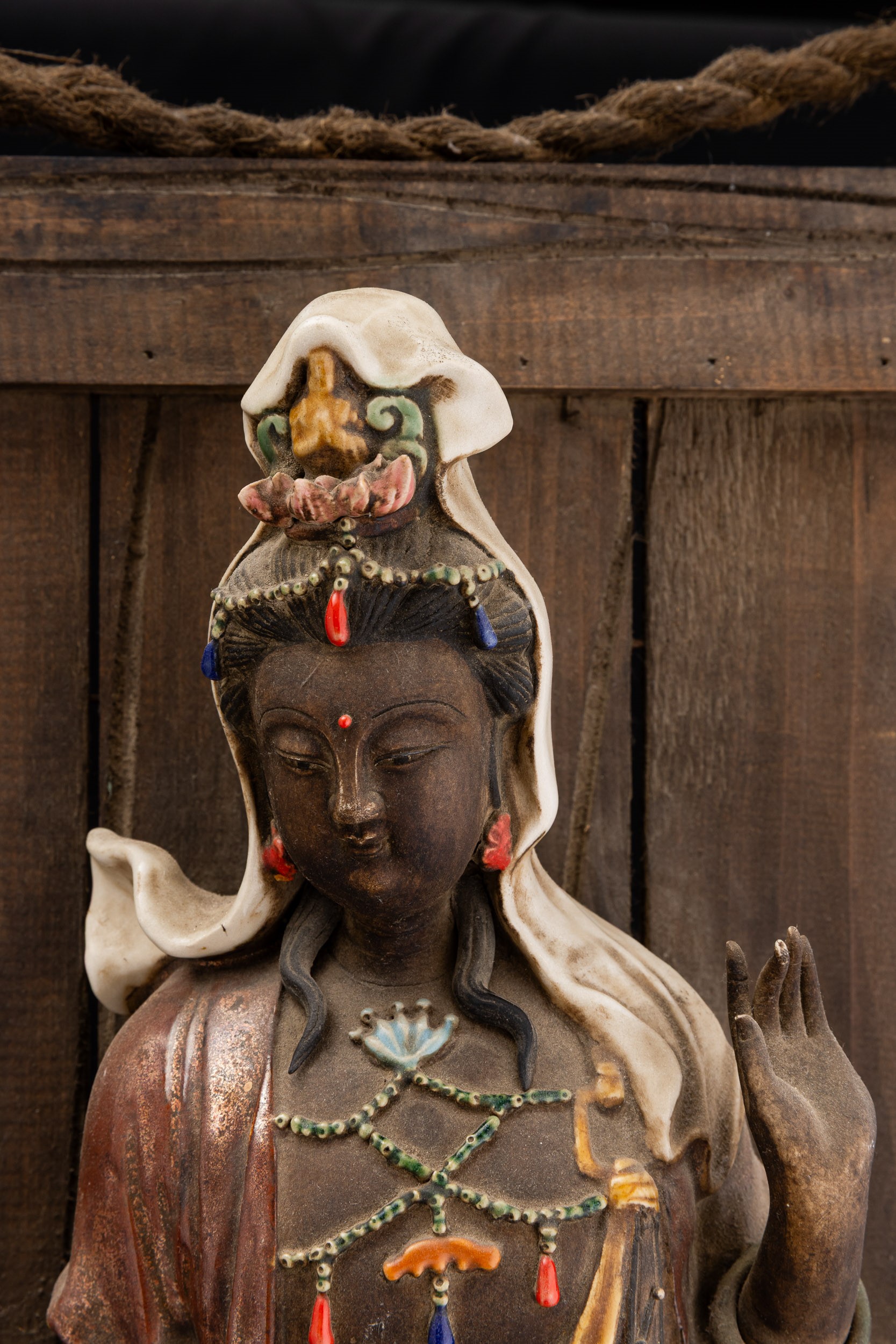 Simiao, Figura di Guanyin in grès smaltato policromo