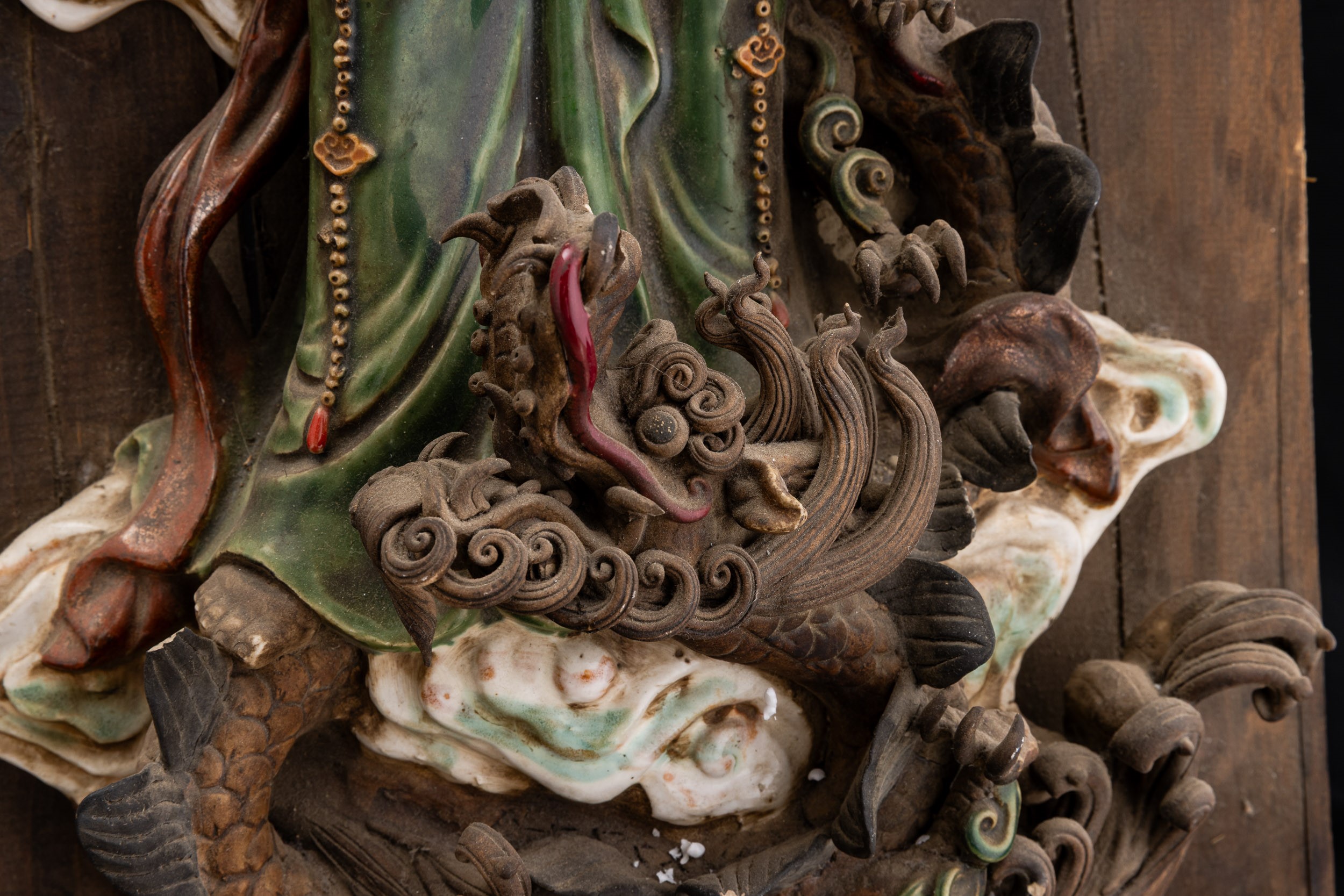 Simiao, Figura di Guanyin in grès smaltato policromo