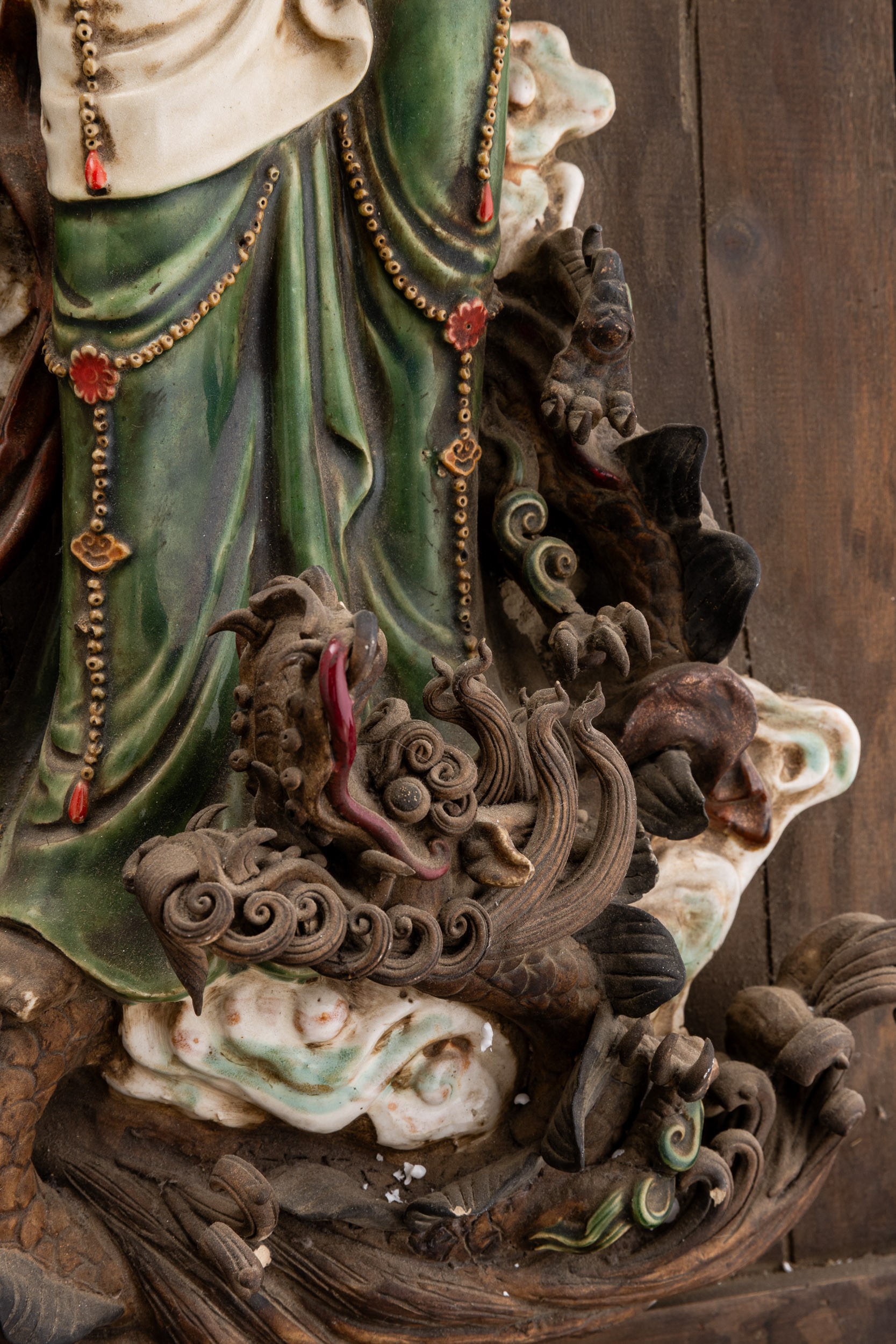 Simiao, Figura di Guanyin in grès smaltato policromo