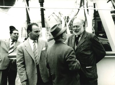 Lotto di tre fotografie di Ernest Hemingway a Genova, stampa alla gelatina ai sali d’argento, 195...