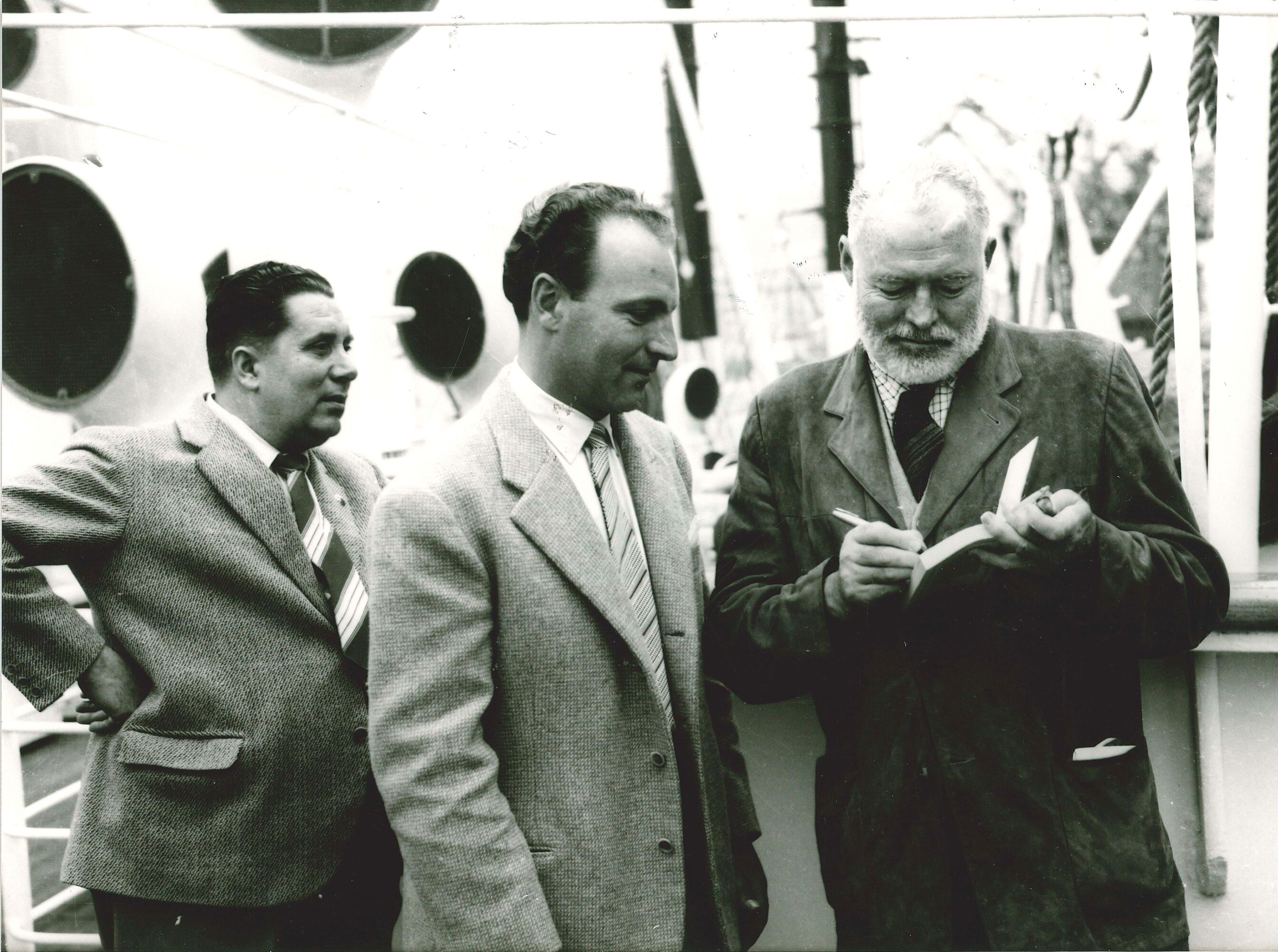 Autore Sconosciuto - Lotto di tre fotografie di Ernest Hemingway a Genova, stampa alla gelatina a...