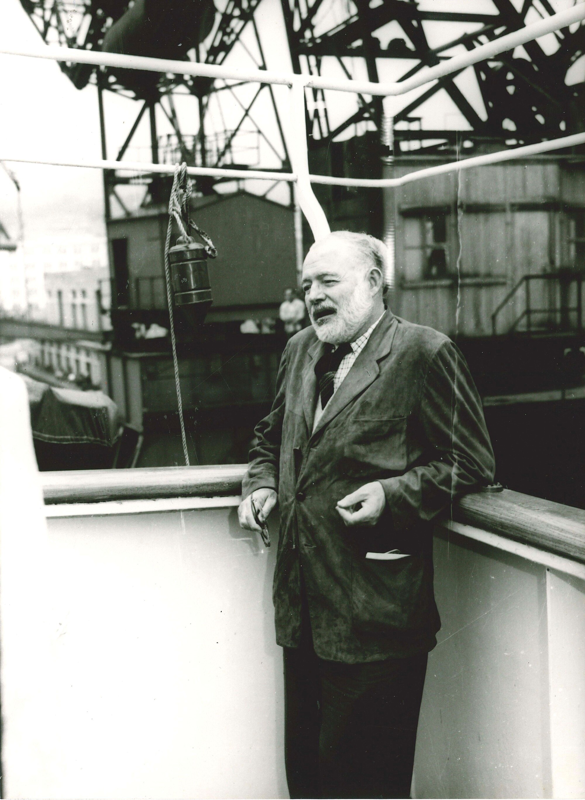Autore Sconosciuto - Lotto di tre fotografie di Ernest Hemingway a Genova, stampa alla gelatina a...