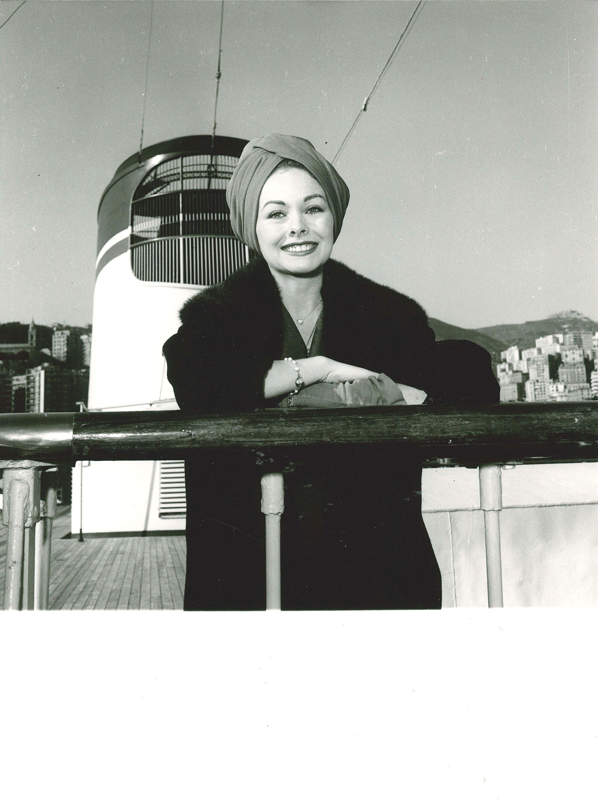 lotto di sette fotografie Jeanne Crain a Genova; Ava Gardner a Sanremo; Ester Williams a Portofin...