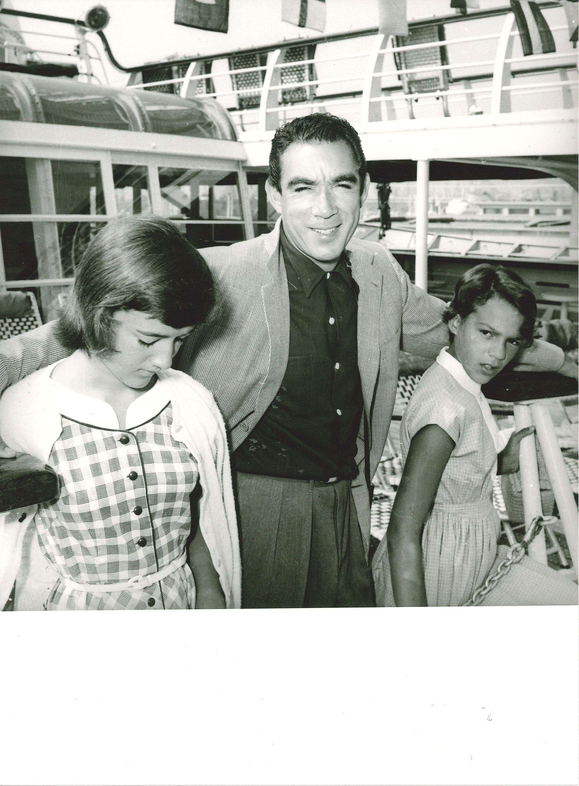 lotto di sei fotografie Clark Gable e Kay Williams; Antony Quinn e famiglia; Greta Garbo e George...