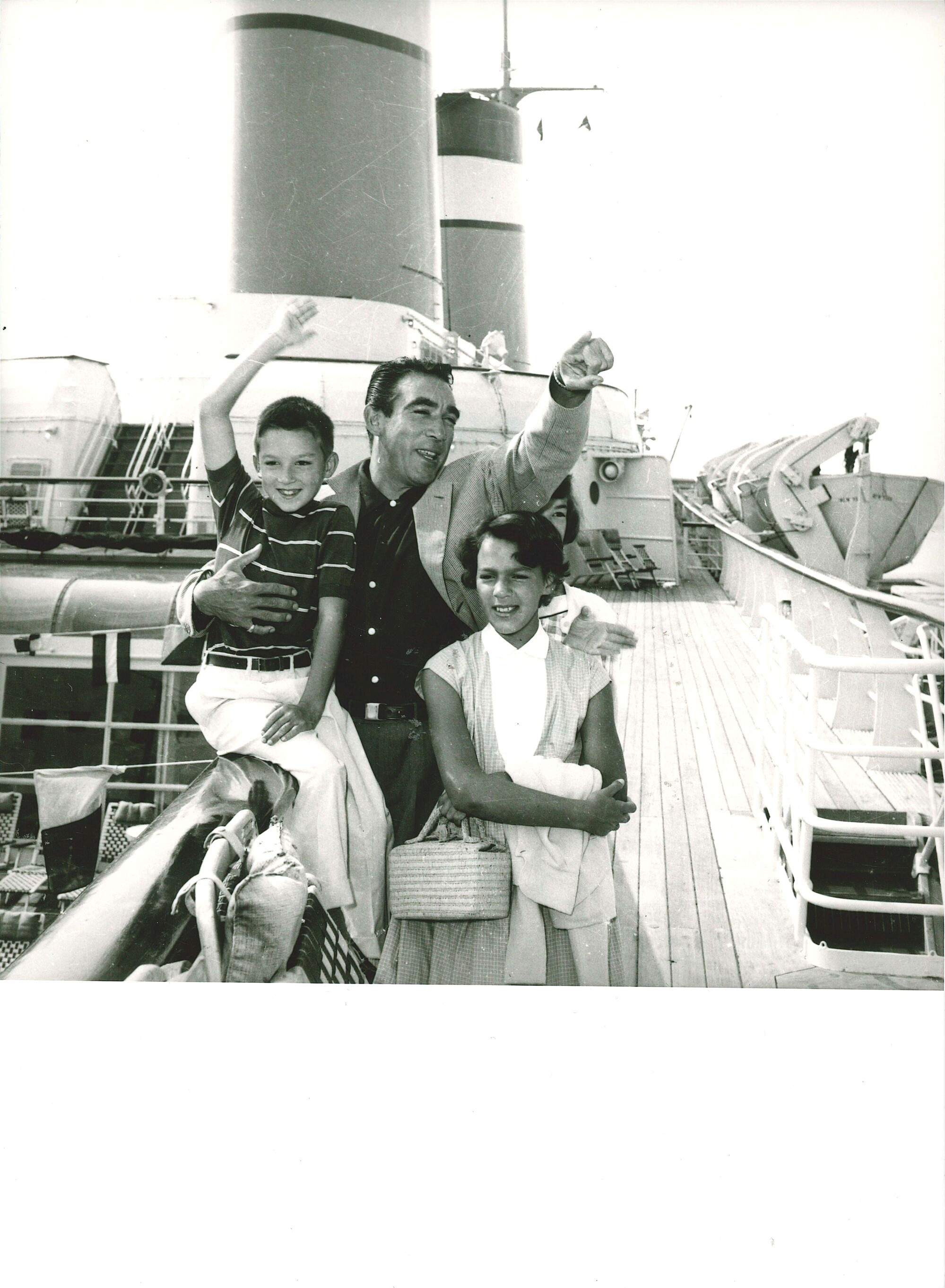 lotto di sei fotografie Clark Gable e Kay Williams; Antony Quinn e famiglia; Greta Garbo e George...