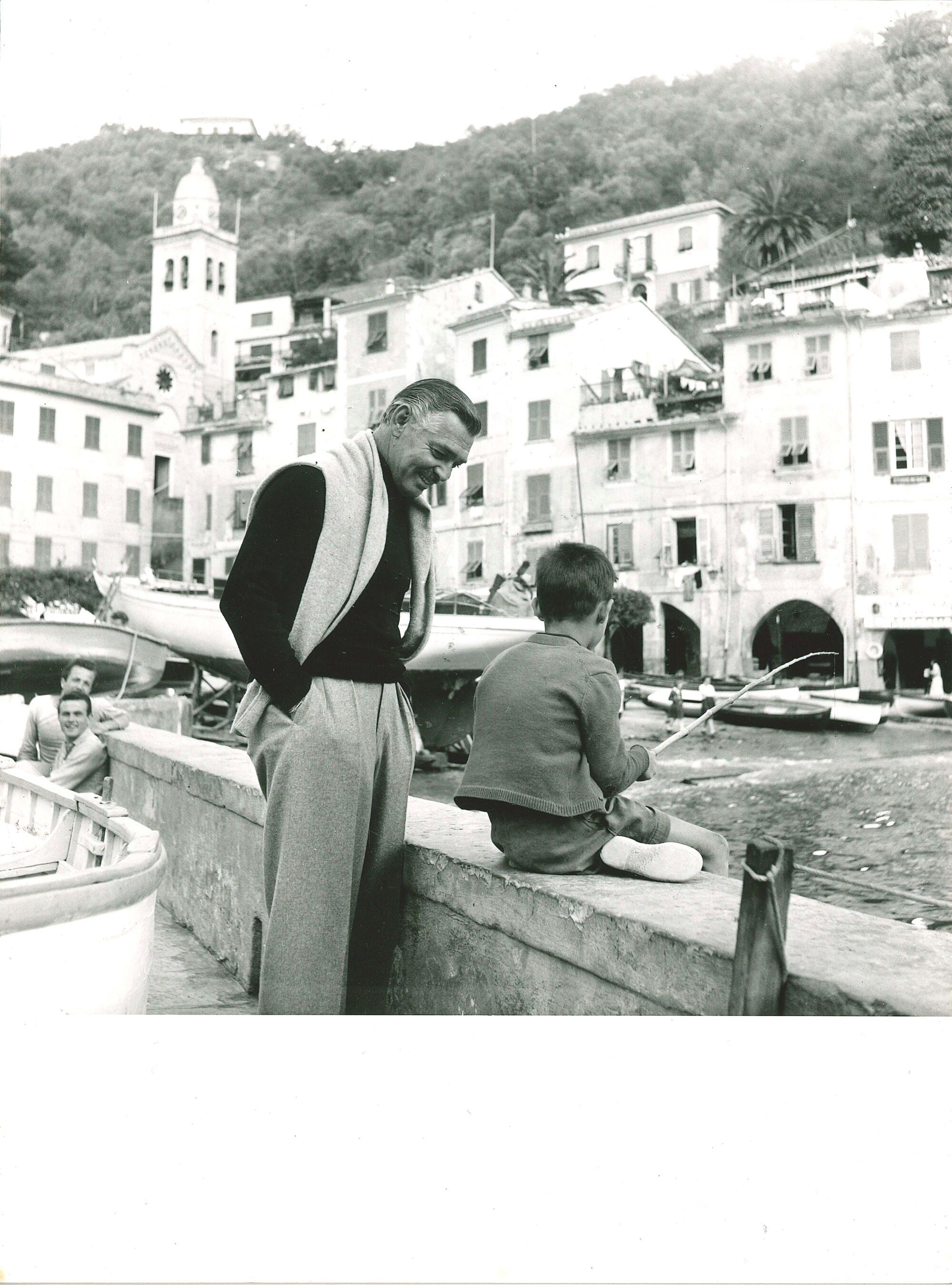 lotto di sei fotografie Clark Gable e Kay Williams; Antony Quinn e famiglia; Greta Garbo e George...