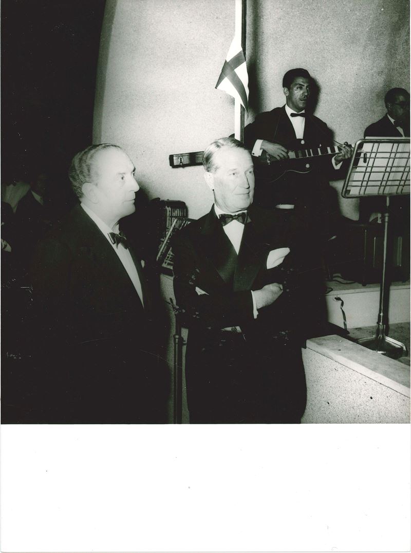 lotto di tre fotografie Wiston Churchill e Aristotele Onassis; Spencer Tracy; Maurice Chevalier