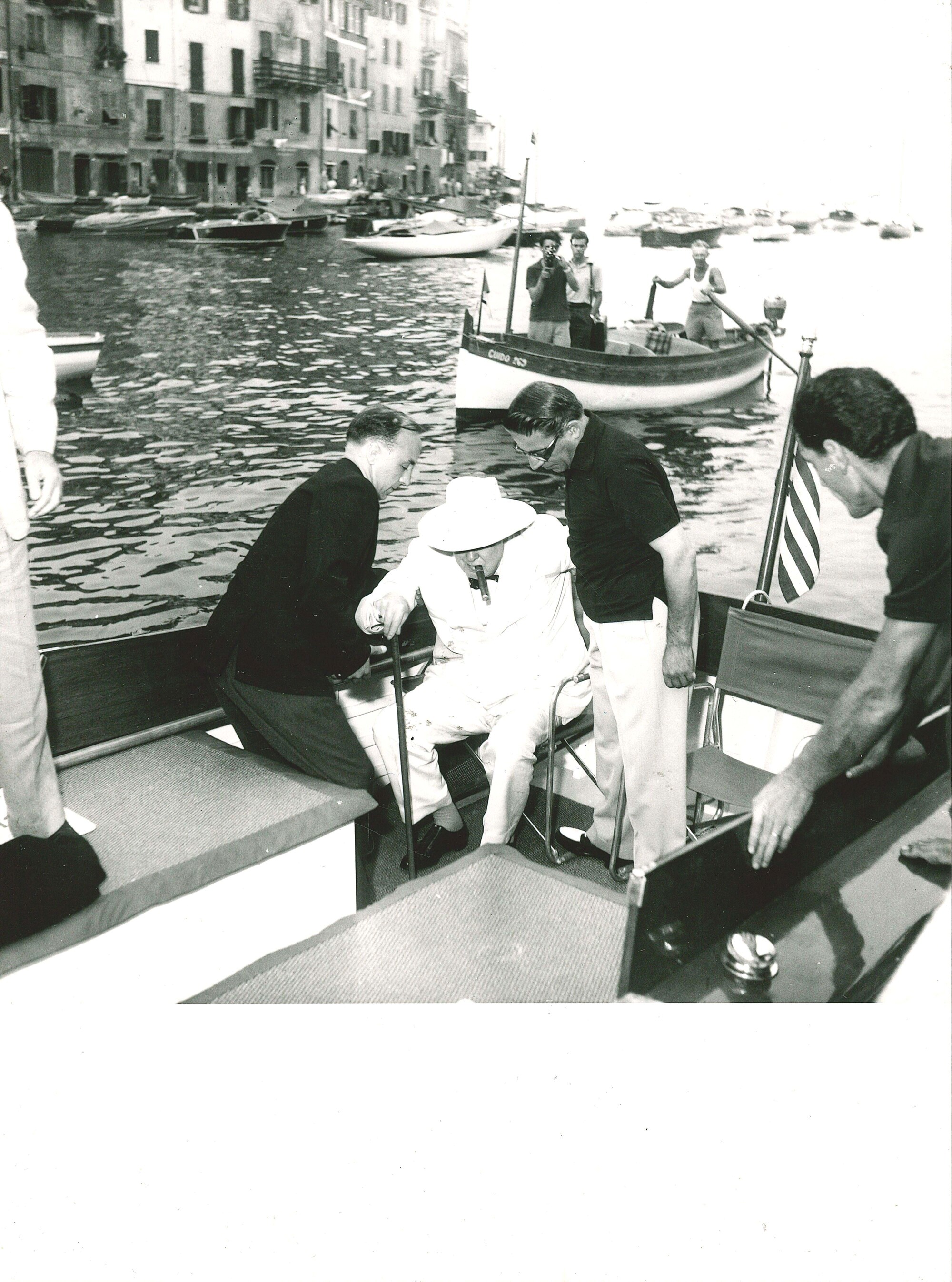 lotto di tre fotografie Wiston Churchill e Aristotele Onassis; Spencer Tracy; Maurice Chevalier