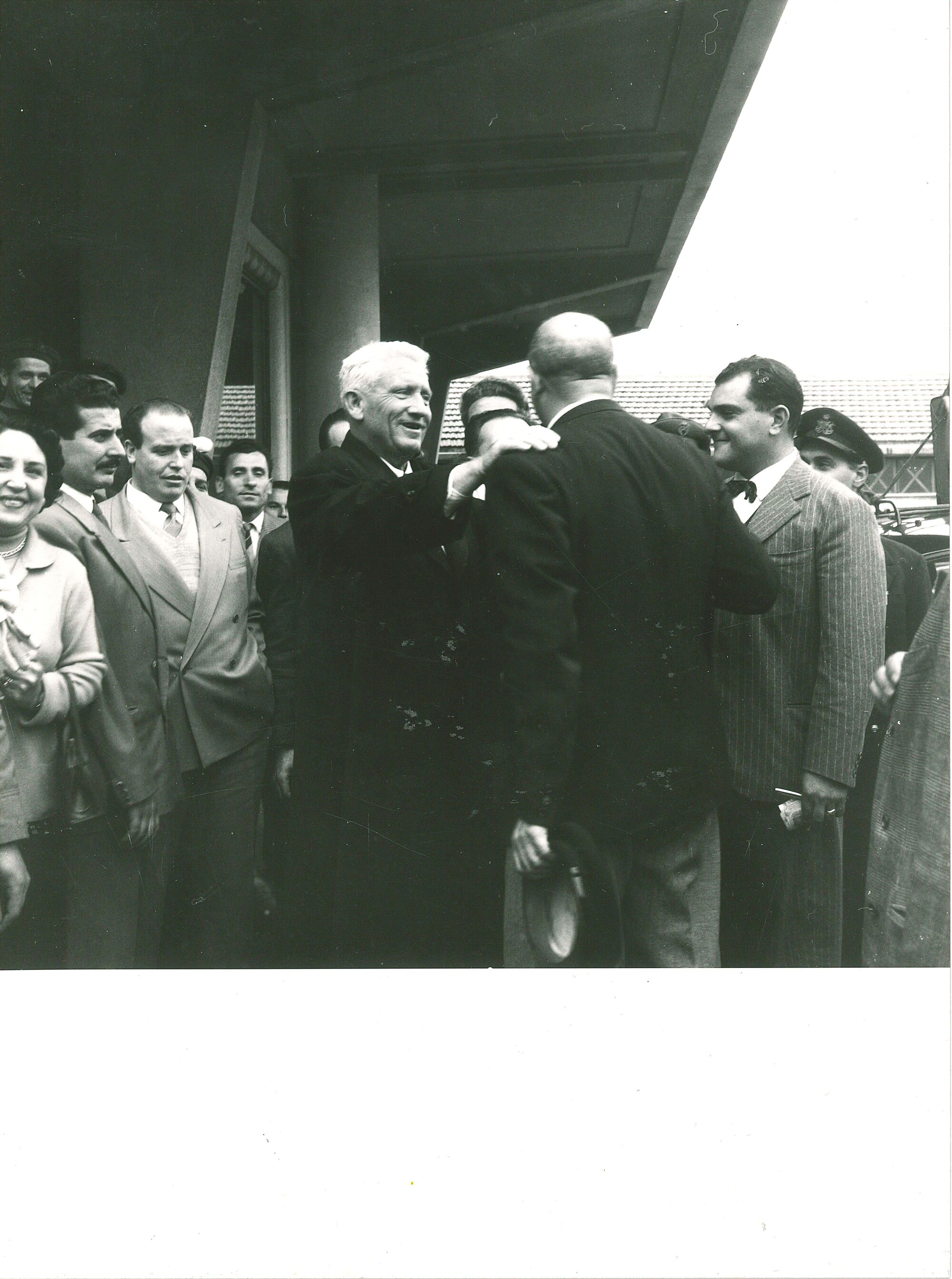 lotto di tre fotografie Wiston Churchill e Aristotele Onassis; Spencer Tracy; Maurice Chevalier