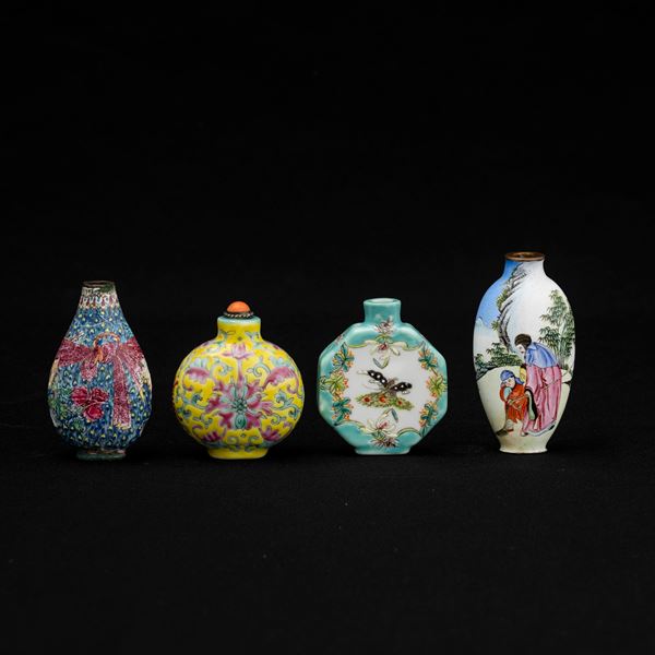 Lotto composto da quattro snuff bottle in porcellana e smalti policromi, Cina, XX secolo