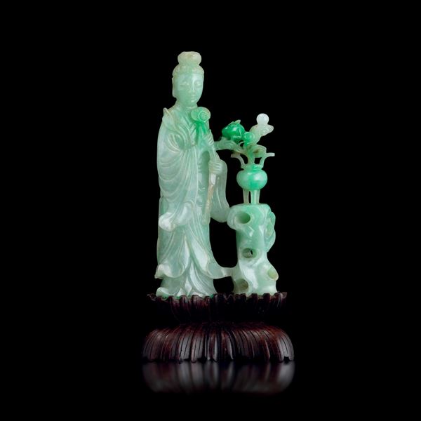 Fiigura di Guanyin e fiori scolpite in giadeite, Cina, Dinastia Qing, XIX secolo