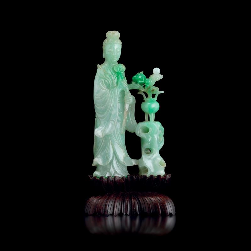 Fiigura di Guanyin e fiori scolpite in giadeite, Cina, Dinastia Qing, XIX secolo  - Asta Fine Asian Works of Art - Cambi Casa d'Aste