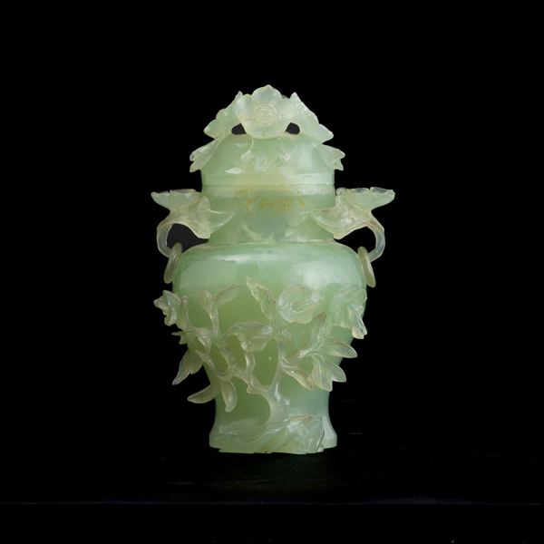 Vaso in giada verde con decori floreali a rilievo, Cina, XX secolo