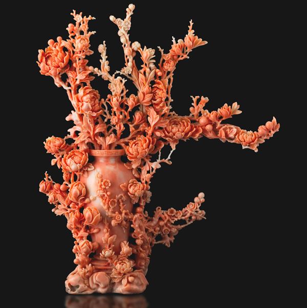 Vase carved in coral with flowers in relief, China, Qing Dynasty, 19th century.