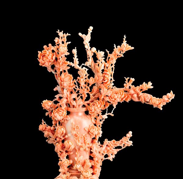 Vase carved in coral with flowers in relief, China, Qing Dynasty, 19th century.