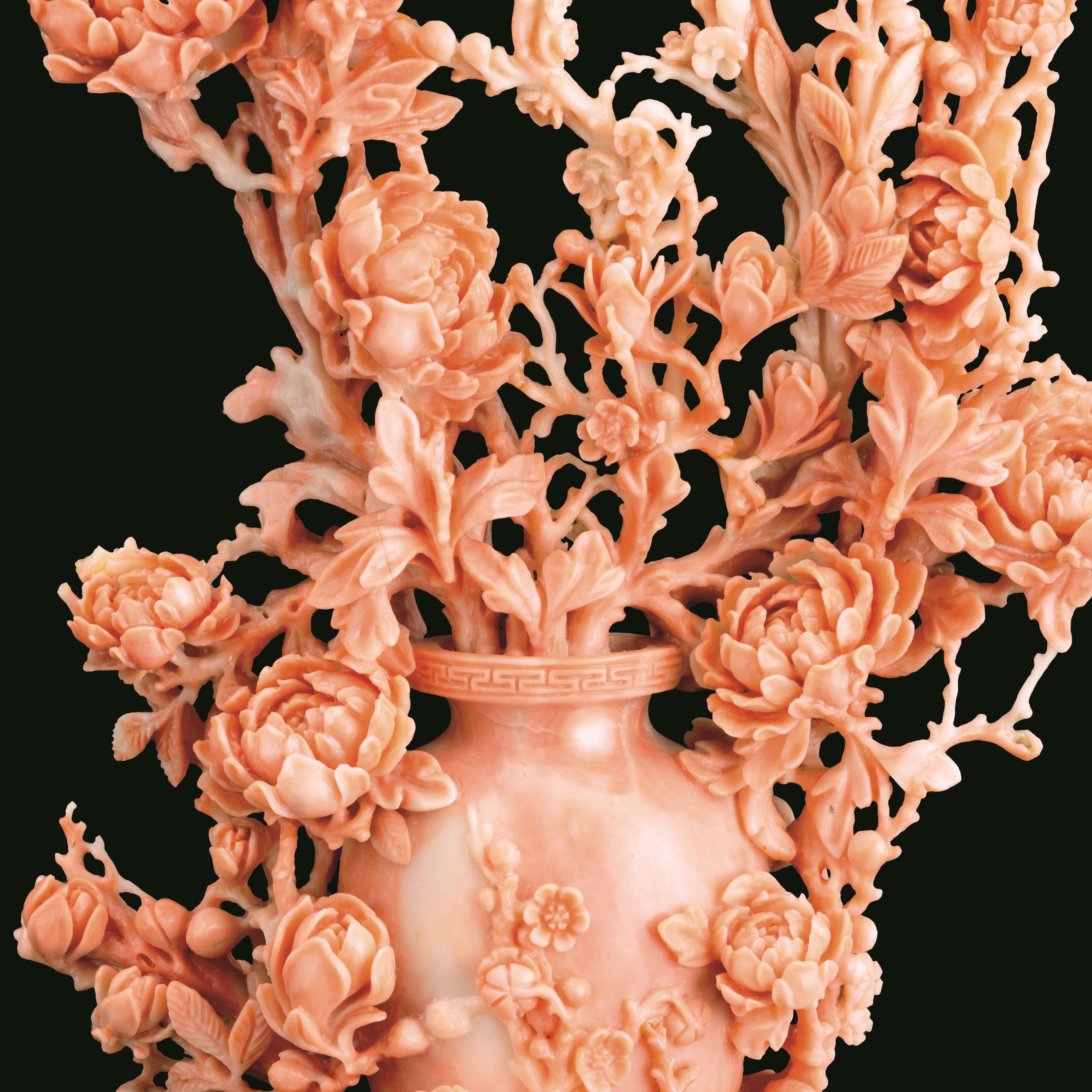 Vaso scolpito in corallo con fiori a rilievo, Cina, Dinastia Qing, XIX secolo