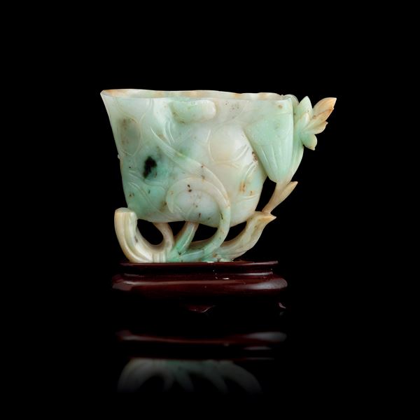 Vaso scolpito in giadeite con motivi vegetali a rilievo, Cina, Dinastia Qing, XIX secolo