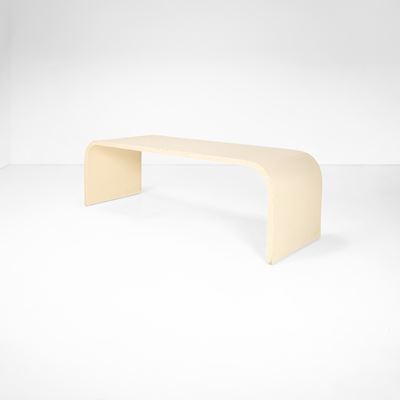 Grande scrivania in legno laccato curvato