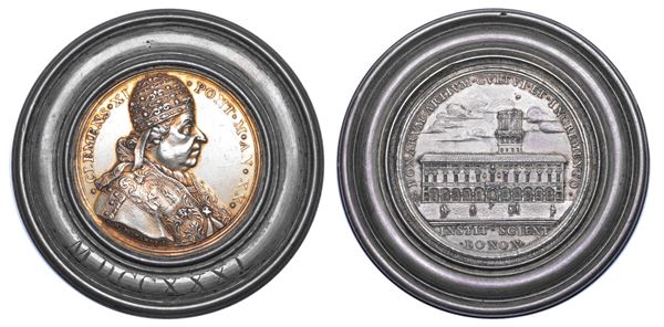 STATO PONTIFICIO. CLEMENTE XI (Giovanni Francesco Albani), 1700-1721. Medaglia annuale in argento dorato A. XX (1720). L'istituto delle arti e delle scienze di Bologna.