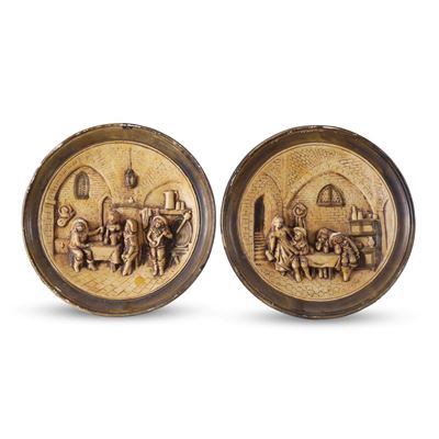 Coppia di piatti decorativi in terracotta con scene di taverna in rilievo
