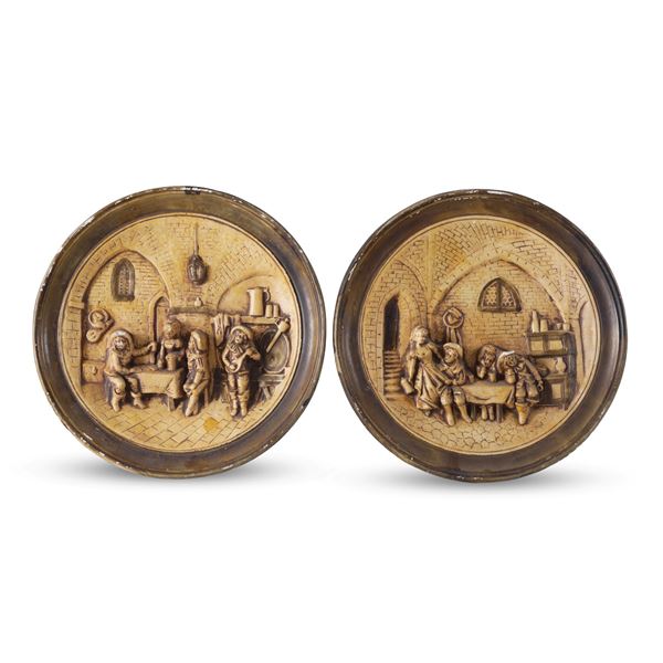 Coppia di piatti decorativi in terracotta