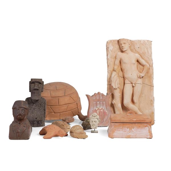 Lotto di dieci sculturine per lo più in terracotta