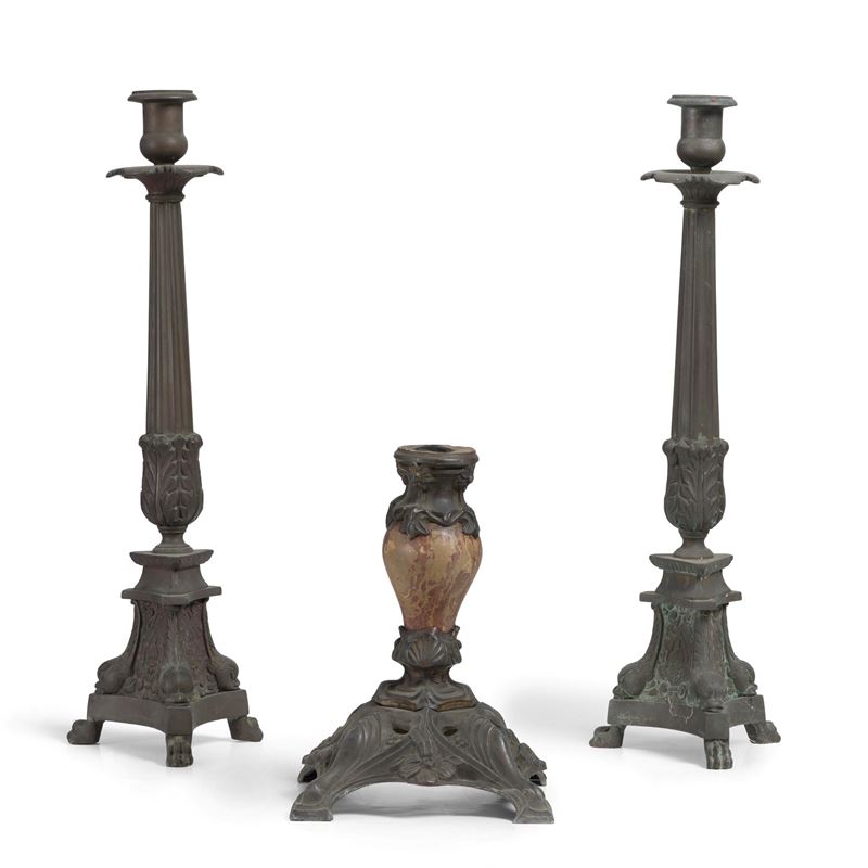 Coppia di candelieri e un candeliere diverso in metallo  - Asta Oggetti d'Arte - La Wunderkammer di Ettore Mocchetti - Cambi Casa d'Aste