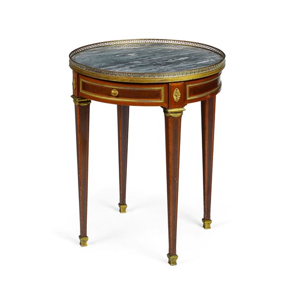 Tavolino tondo lastronato e filettato. Francia, XIX secolo