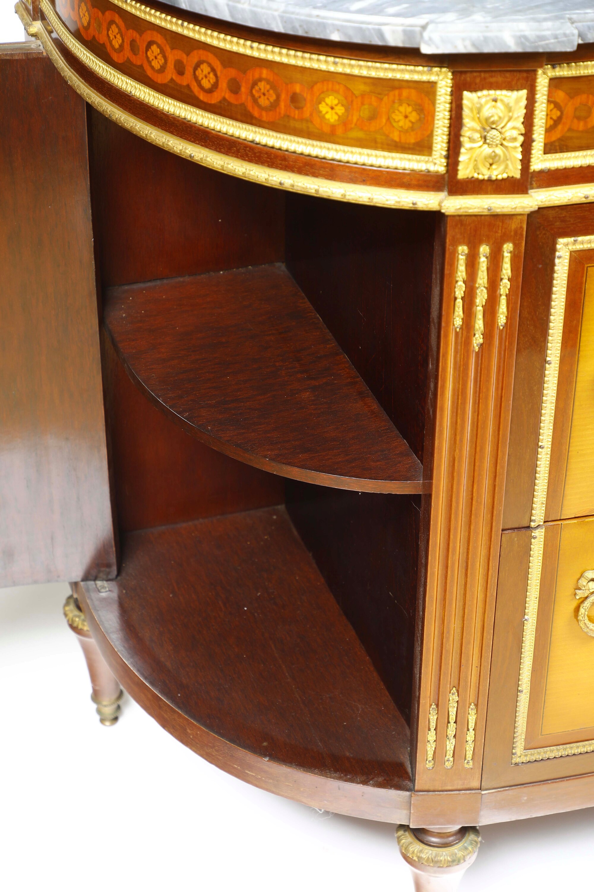 Atelier Fourdinois (Parigi), Commode a mezzaluna in legno lastronato e intarsiato con piano in ma...