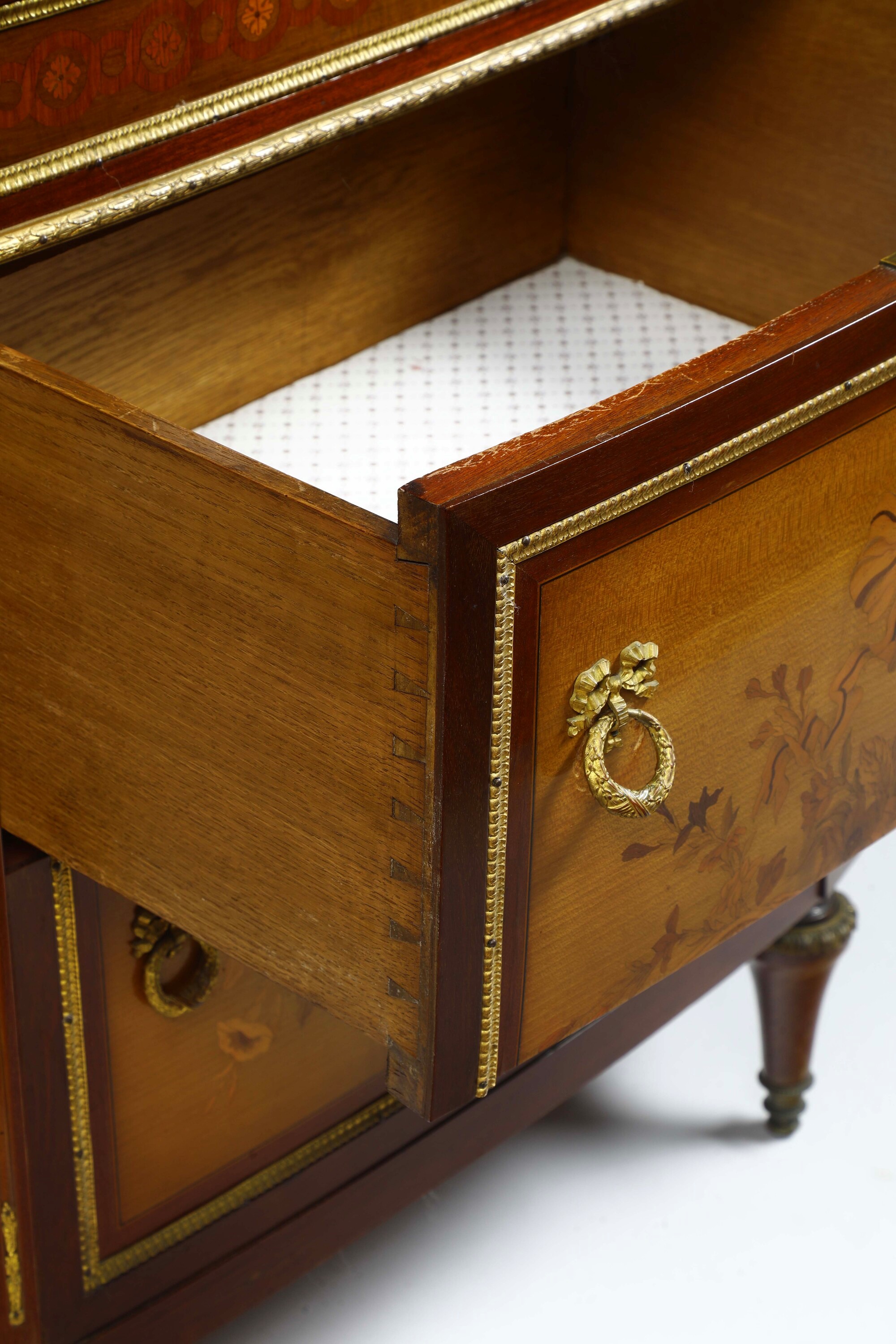 Atelier Fourdinois (Parigi), Commode a mezzaluna in legno lastronato e intarsiato con piano in ma...