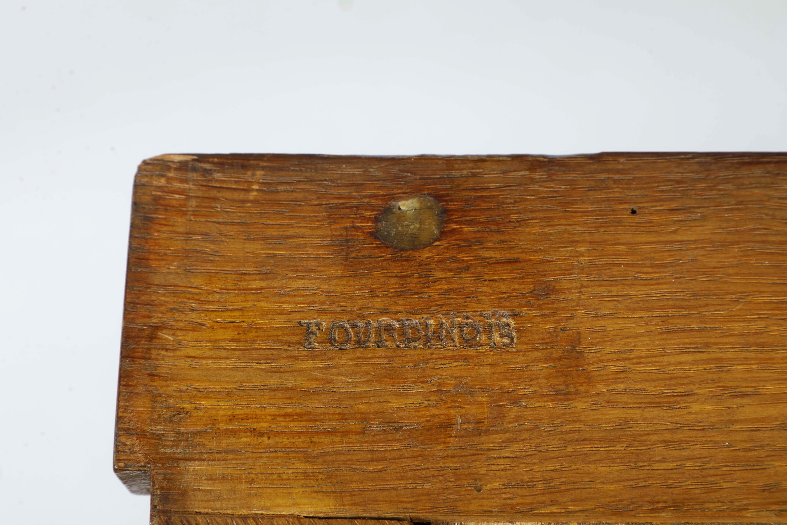 Atelier Fourdinois (Parigi), Commode a mezzaluna in legno lastronato e intarsiato con piano in ma...