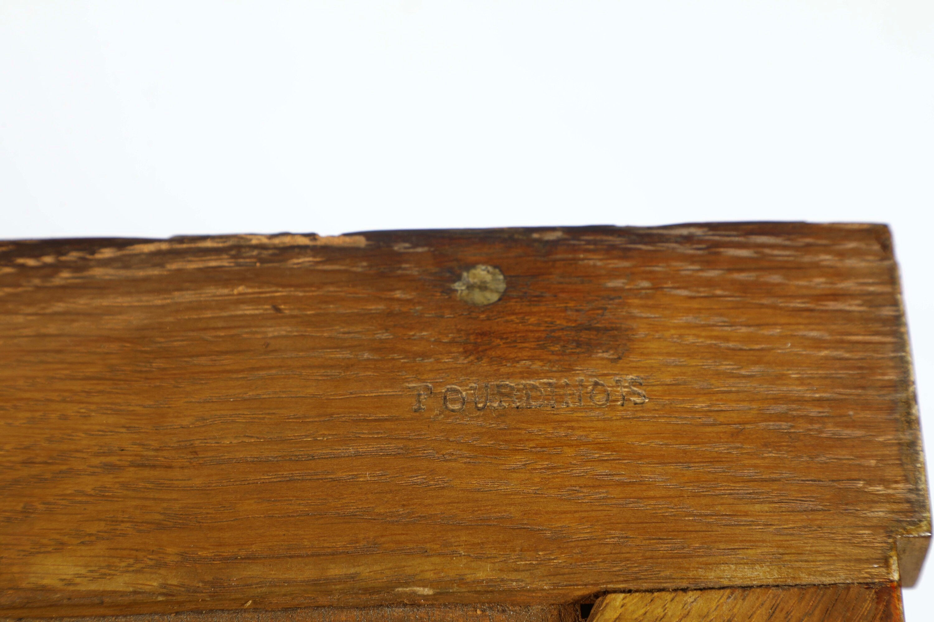 Atelier Fourdinois (Parigi), Commode a mezzaluna in legno lastronato e intarsiato con piano in ma...
