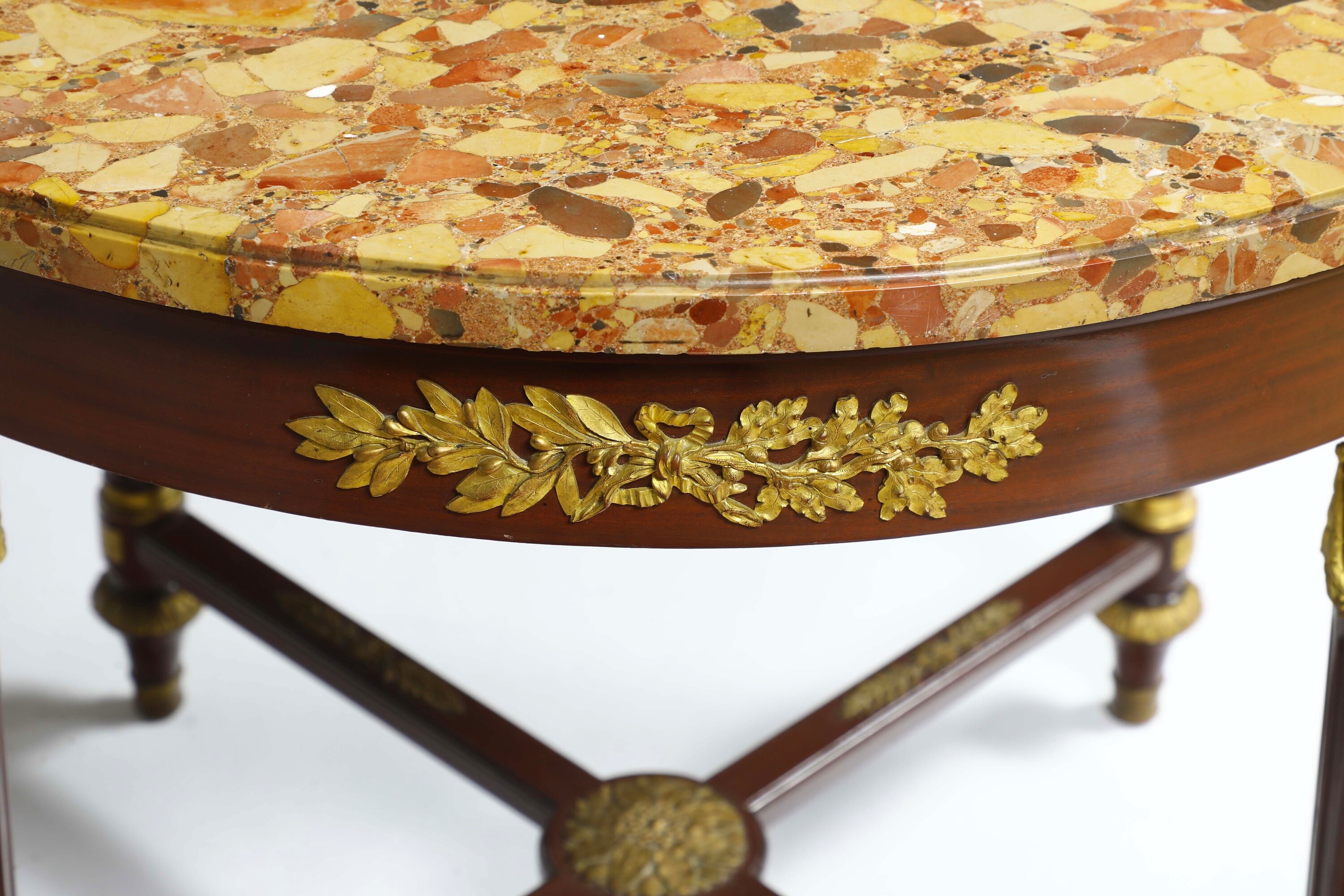 Tavolo tondo di gusto Impero, piano in breccia, bronzi dorati vegetali (XX secolo)