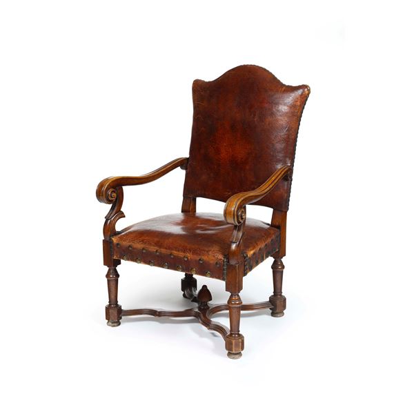 Seggiolone in noce intagliato in stile seicentesco