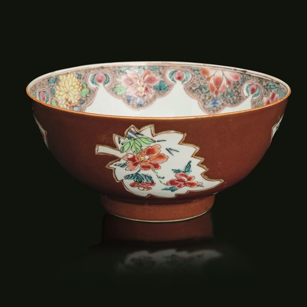 Ciotola in porcellana Famiglia Rosa con decori a motivi floreali entro riserve su sfondo "caffè au lait" Cina, Dinastia Qing, XVIII secolo