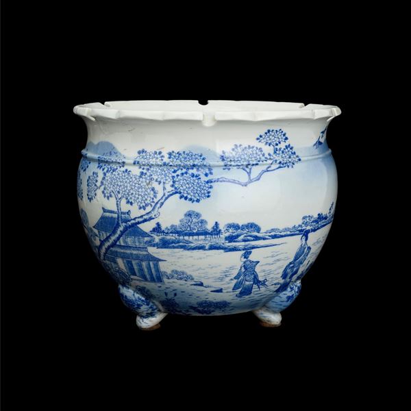 Cachepot in porcellana bianca e blu raffigurante scena paesaggistica, Giappone, XIX secolo