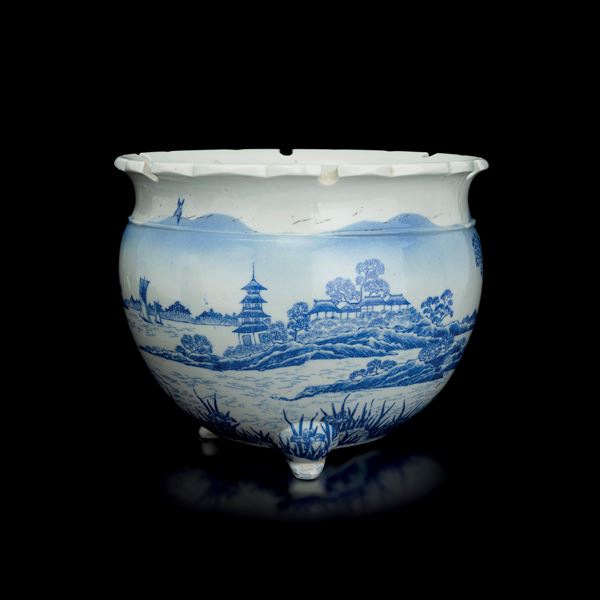 Cachepot in porcellana bianca e blu raffigurante scena paesaggistica, Giappone, XIX secolo