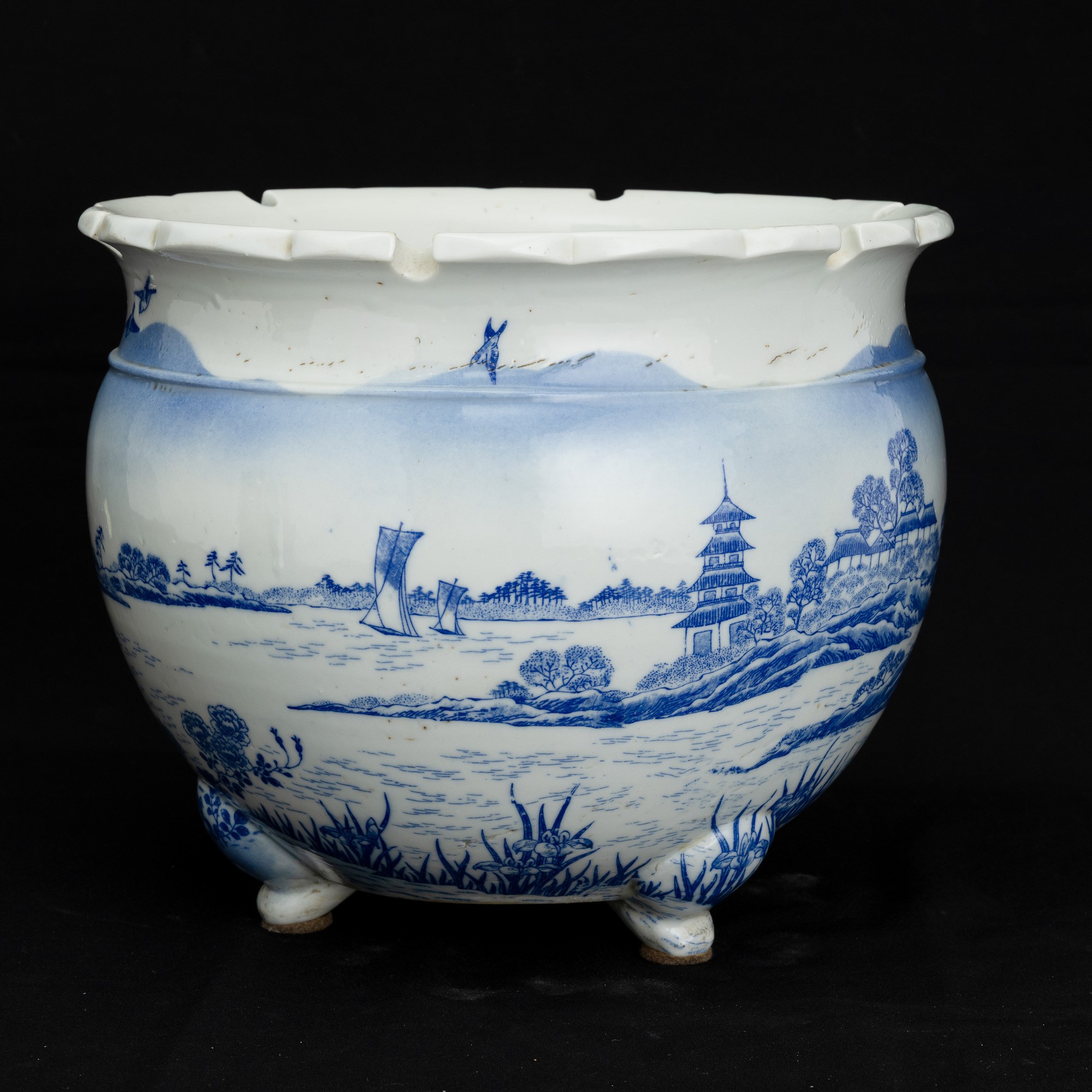 Cachepot, porcellana bianca e blu con scena paesaggistica giapponese,  XIX secolo