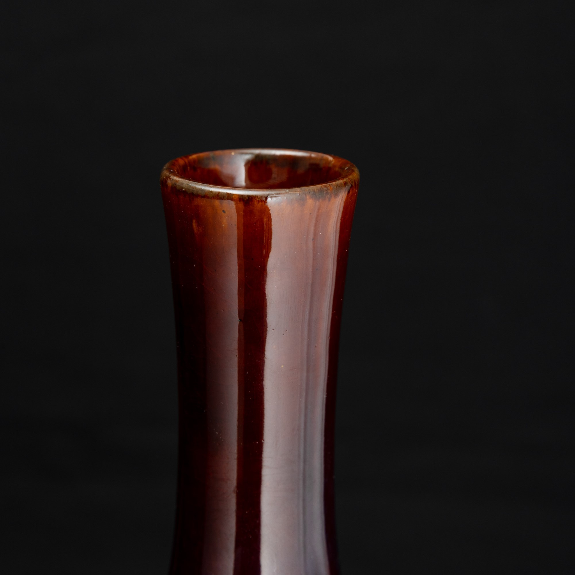 Vaso in porcellana flambé, toni rosso e viola, Cina, Dinastia Qing, XX secolo