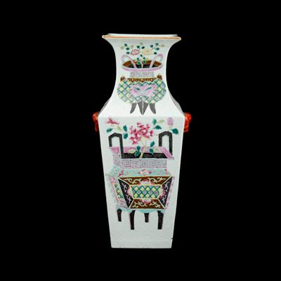 Vaso in Porcellana a Base Quadrata Raffigurante Scena di Vita Comune e Bonsai con Iscrizioni, Cin...