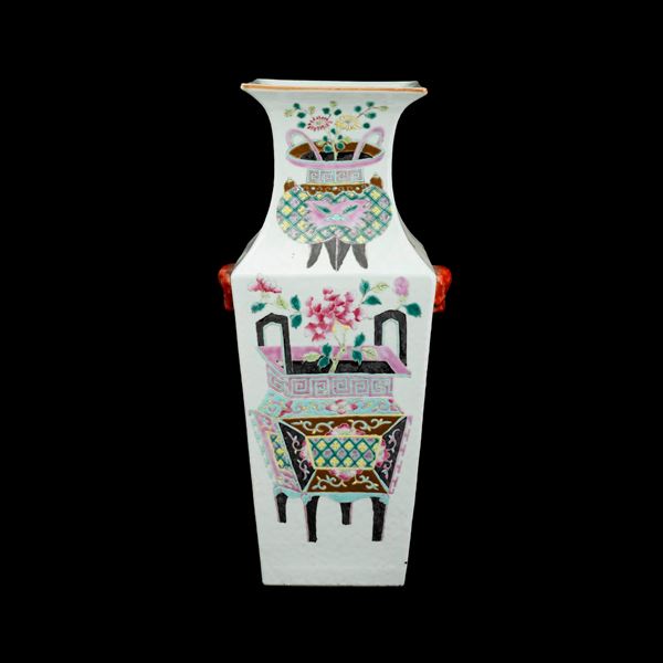 Vaso in porcellana a base quadrata raffigurante scena di vita comune e bonsai con iscrizioni, Cina, Dinastia Qing, XIX secolo