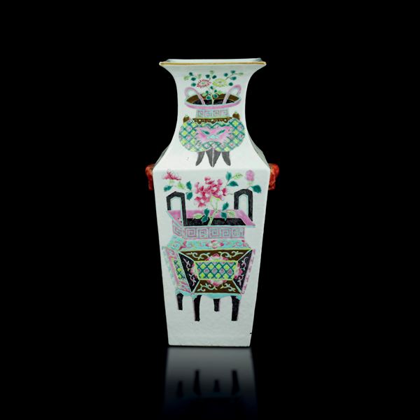 Vaso in porcellana a base quadrata raffigurante scena di vita comune e bonsai con iscrizioni, Cina, Dinastia Qing, XIX secolo