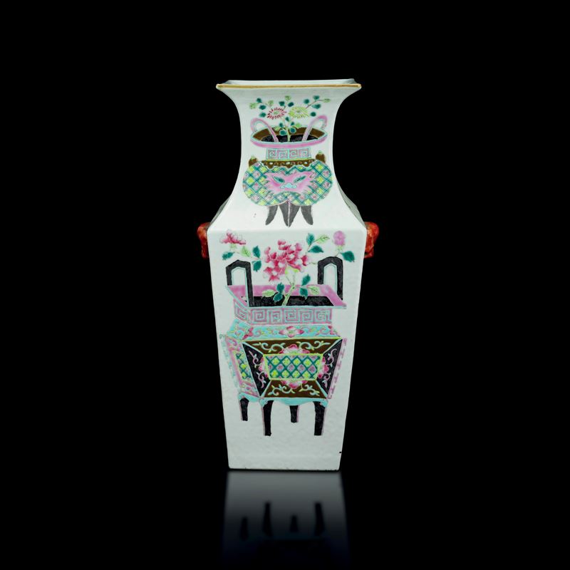 Vaso in porcellana a base quadrata raffigurante scena di vita comune e bonsai con iscrizioni, Cina, Dinastia Qing, XIX secolo  - Auction Fine Asian Works of Art - Cambi Casa d'Aste