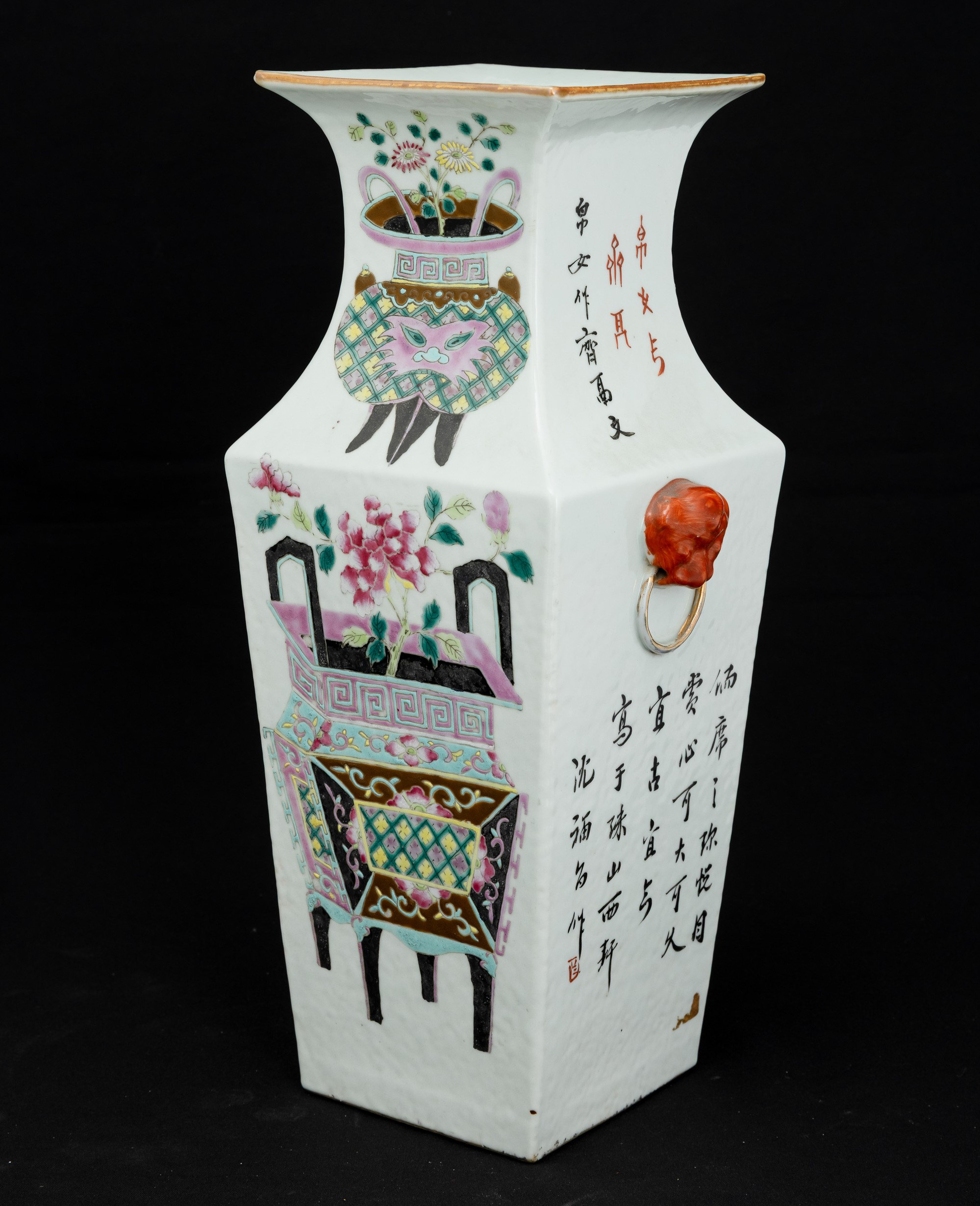 Cina (Dinastia Qing), Vaso in porcellana a base quadrata con scena di vita comune, bonsai e iscri...