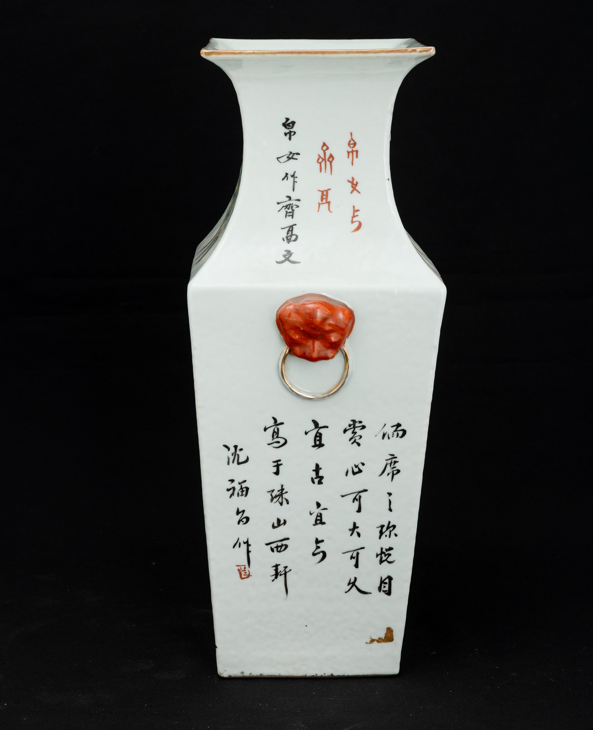 Cina (Dinastia Qing), Vaso in porcellana a base quadrata con scena di vita comune, bonsai e iscri...