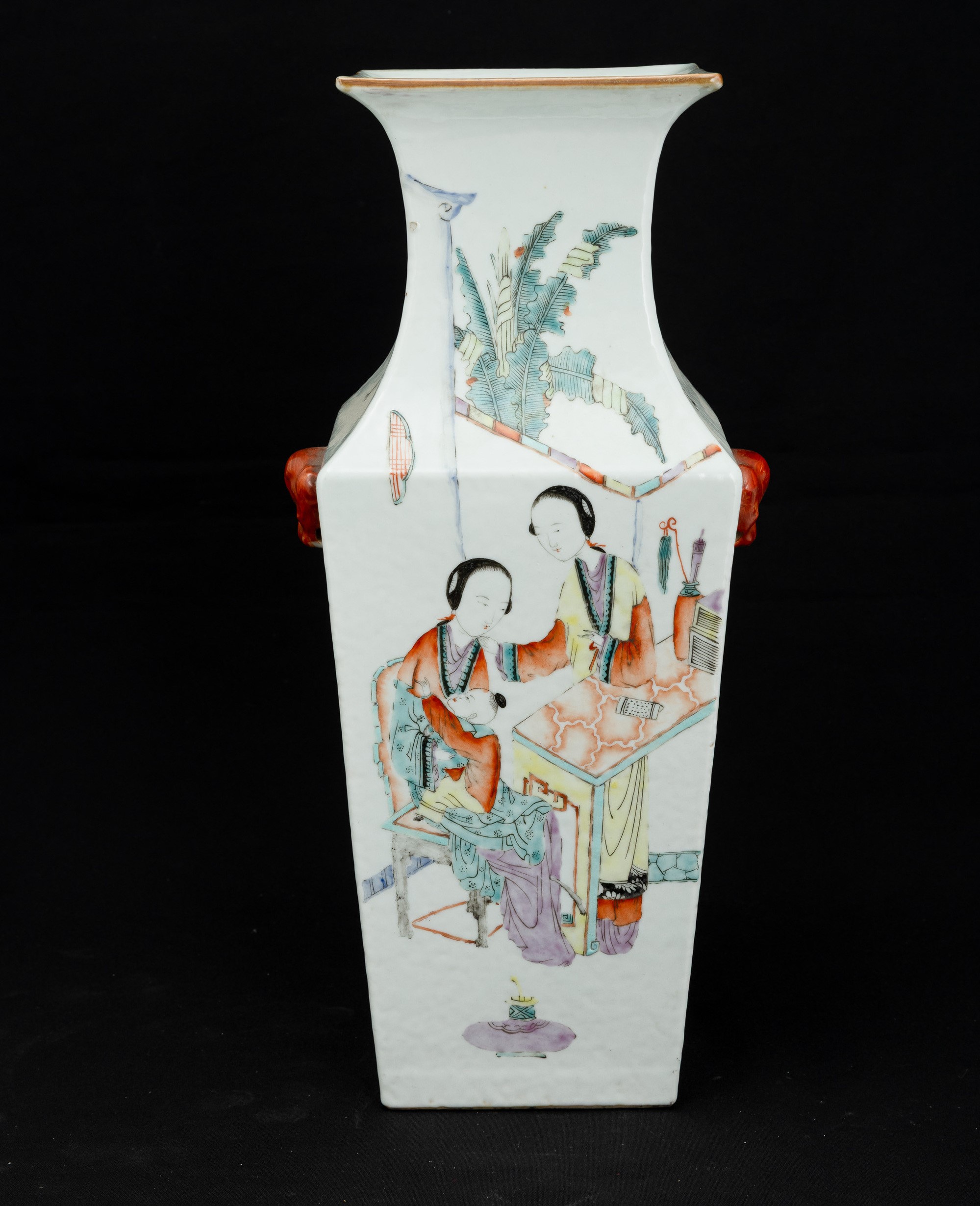 Cina (Dinastia Qing), Vaso in porcellana a base quadrata con scena di vita comune, bonsai e iscri...