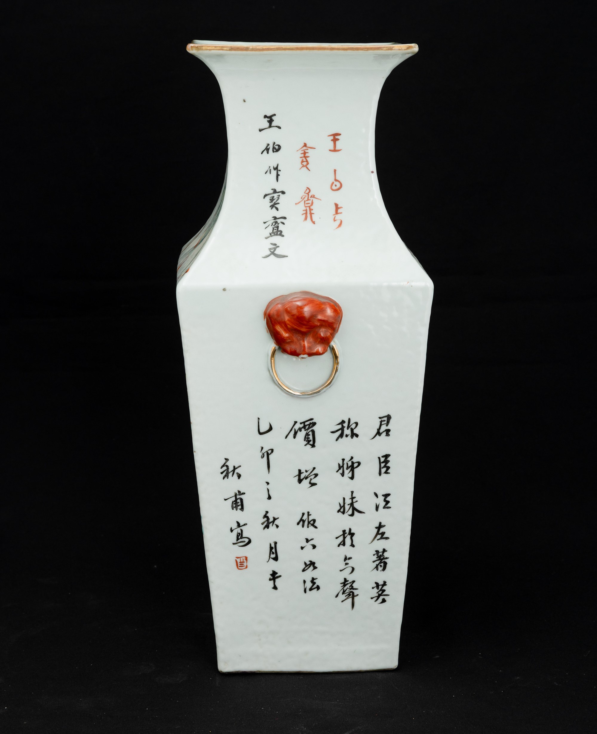Cina (Dinastia Qing), Vaso in porcellana a base quadrata con scena di vita comune, bonsai e iscri...